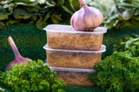 Натуральные ингредиенты долго варят, а после застывания холодец фасуют в упаковки по 300 и 500 граммов. Фото: пресс-служба Департамента торговли и услуг города Москвы