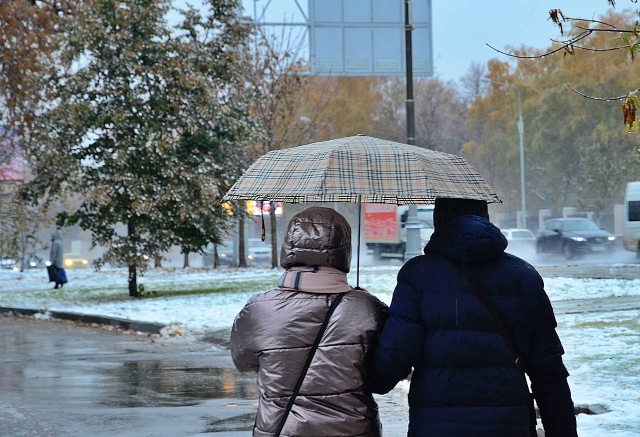 Помимо прочего, в предстоящие выходные прогнозируются осадки в виде мокрого снега и снега, а также образование гололедицы. Фото: Анна Быкова, «Вечерняя Москва»
