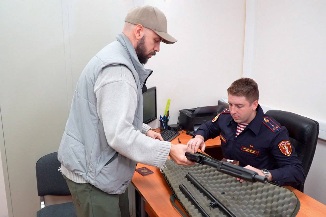 Столичные росгвардейцы принимают добровольно сданное оружие для передачи его в зону СВО