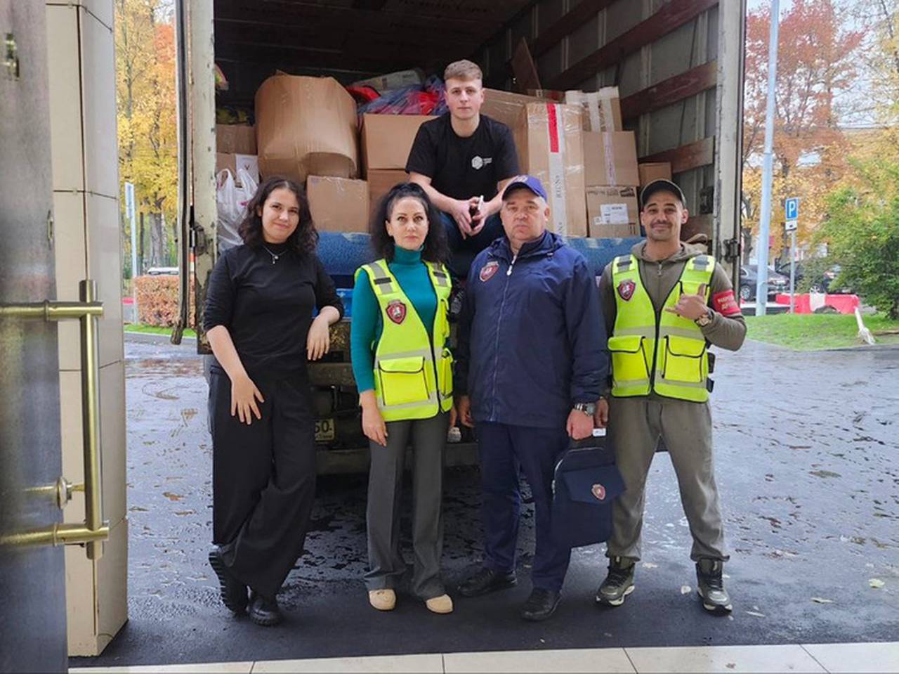 Сотрудники «Мосбезопасности» и народные дружинники отправляют гуманитарный груз. Фото: ГКУ «Московская безопасность»