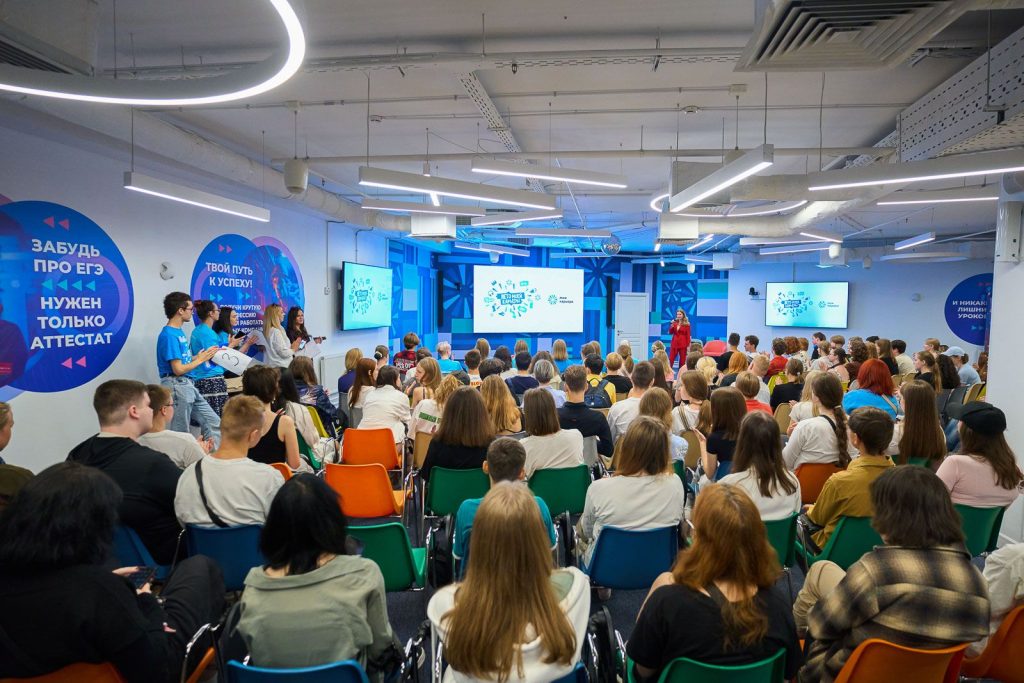 В рамках летнего сезона проекта опыт работы по профессии автослесаря в МТК получила 15-летняя Валерия Дымченко. Фото: Департамент труда и социальной защиты населения