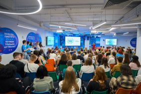 В рамках летнего сезона проекта опыт работы по профессии автослесаря в МТК получила 15-летняя Валерия Дымченко. Фото: Департамент труда и социальной защиты населения