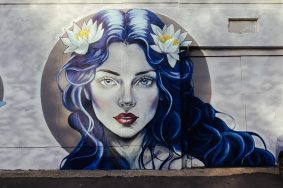 На юге Москвы мурал украсил объект энергетической инфраструктуры, расположенный в районе Братеево. Фото: пресс-служба Комитета общественных связей и молодежной политики города Москвы