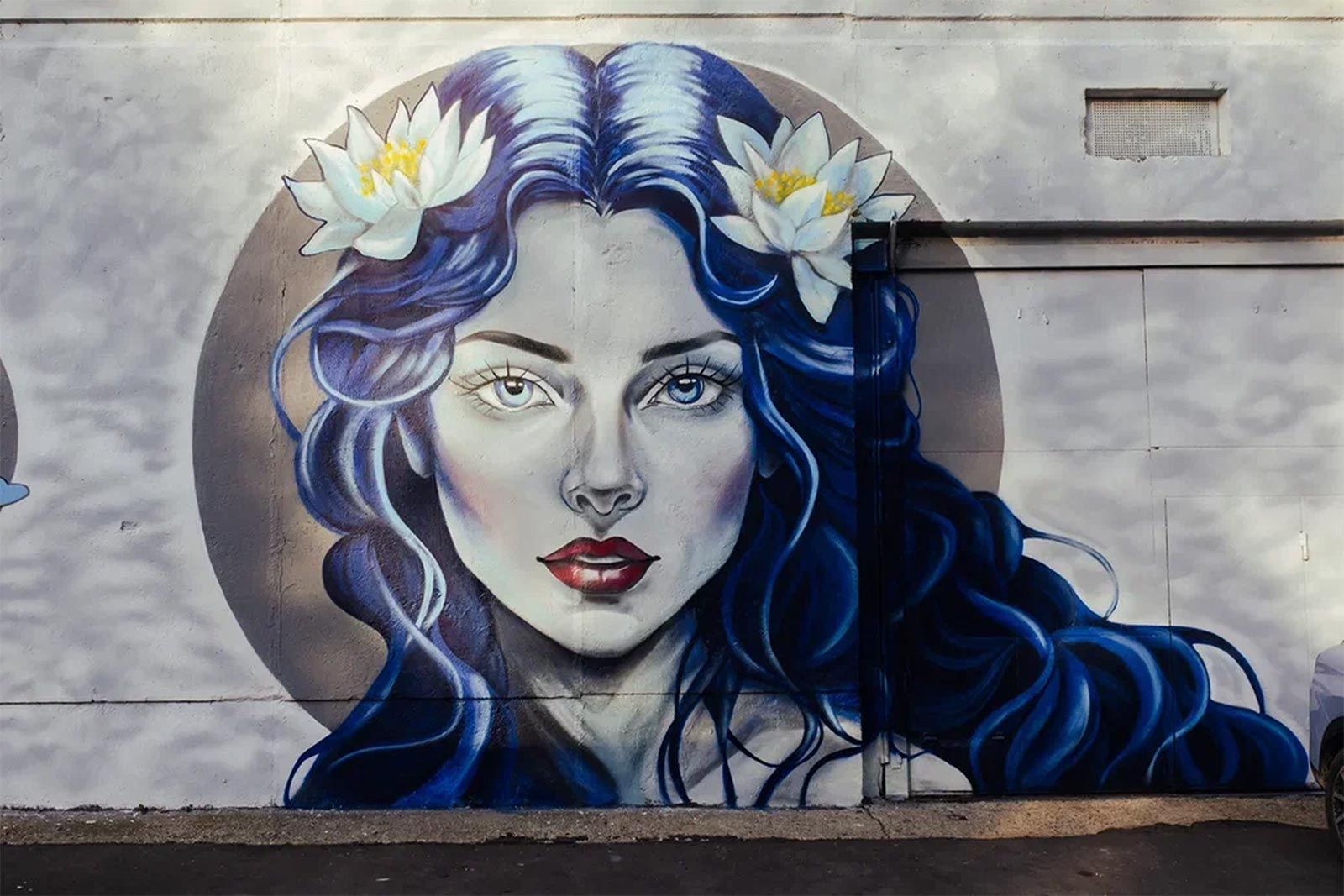 На юге Москвы мурал украсил объект энергетической инфраструктуры, расположенный в районе Братеево. Фото: пресс-служба Комитета общественных связей и молодежной политики города Москвы