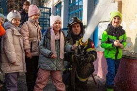 Экскурсию для школьников провели в ПСЧ №6 на юге Москвы. Фото: Telegram-канал МЧС России по городу Москве