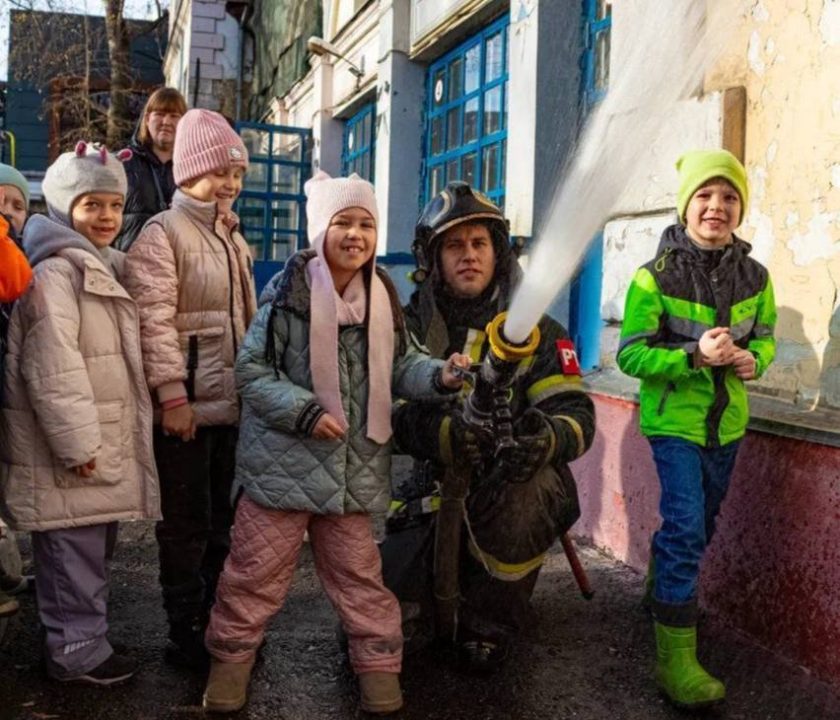 Экскурсию для школьников провели в ПСЧ №6 на юге Москвы. Фото: Telegram-канал МЧС России по городу Москве