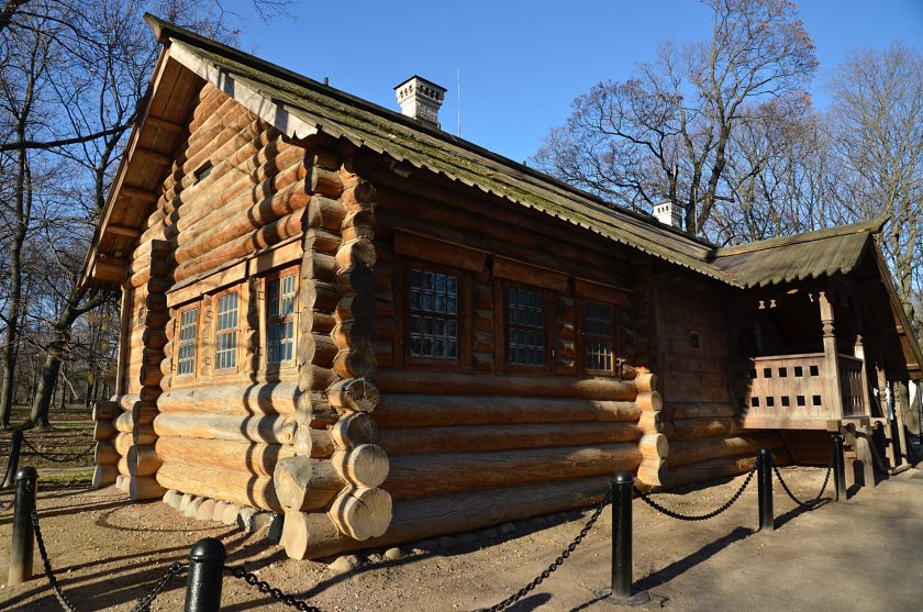 Архитектурное историческое сооружение на территории МЗ «Коломенское» собрали и установили на холме над Москвой-рекой. Фото: Анна Быкова, «Вечерняя Москва»