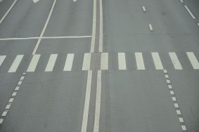 Руководитель подконтрольного ведомства также отметил, что в ходе работ по замене асфальта специалисты обновили более 20 важных дорожных участков. Фото: Анна Быкова, «Вечерняя Москва»