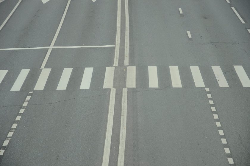 Руководитель подконтрольного ведомства также отметил, что в ходе работ по замене асфальта специалисты обновили более 20 важных дорожных участков. Фото: Анна Быкова, «Вечерняя Москва»