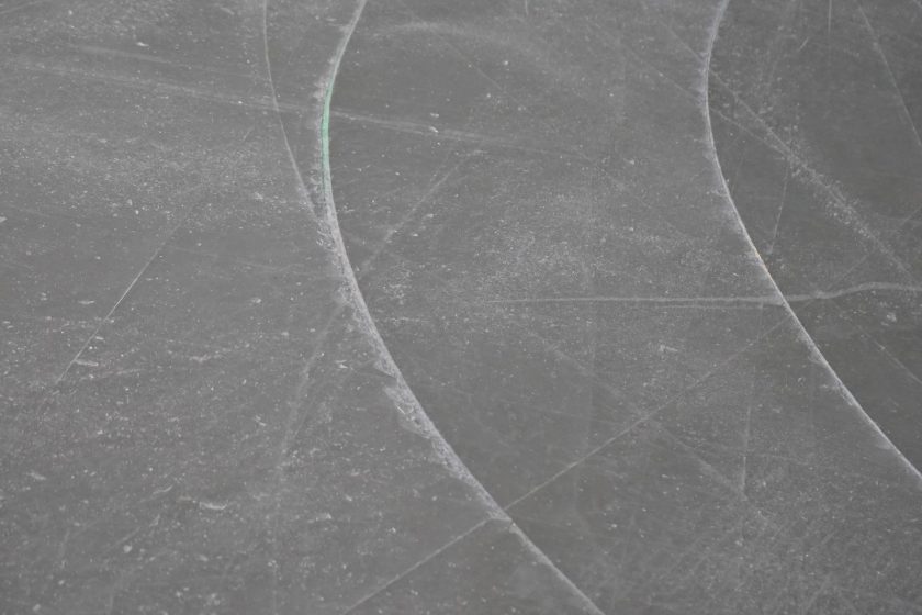 На данный момент рабочие покрывают площадку выравнивающим покрытием. Фото: Анна Быкова, «Вечерняя Москва»