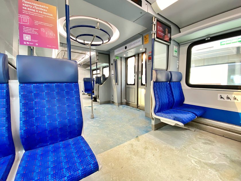 Представители Дептранса города Москвы также посоветовали горожанам внимательно относиться к информации на специальных табло, которые помогут найти нужный железнодорожный путь даже при изменении. Фото: Анна Быкова, «Вечерняя Москва»