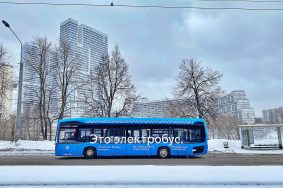 Для обеспечения своевременной подзарядки на станции разместили 12 специальных зарядных устройств для электробусов. Фото: Анна Быкова, «Вечерняя Москва»