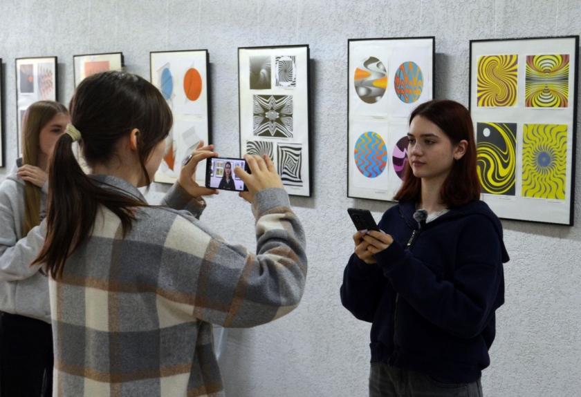 В завершение творческой инициативы разработанную телепередачу «На связи» показали для всех на большом экране. Фото: сайт РГУ имени Алексея Косыгина