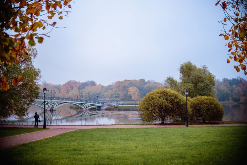 С 2006 по 2007 год здесь провели обширную реконструкцию локации, в ходе которой восстановили береговые линии, исторические пристани и остров-подкову, в последствие появился светомузыкальный фонтан. Фото: сайт мэра Москвы