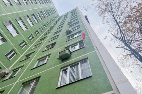 В завершение модернизации жилого здания 1982 года постройки рабочие приведут в порядок входную группу и оборудуют новую отмостку. Фото: пресс-служба ФКР Москвы