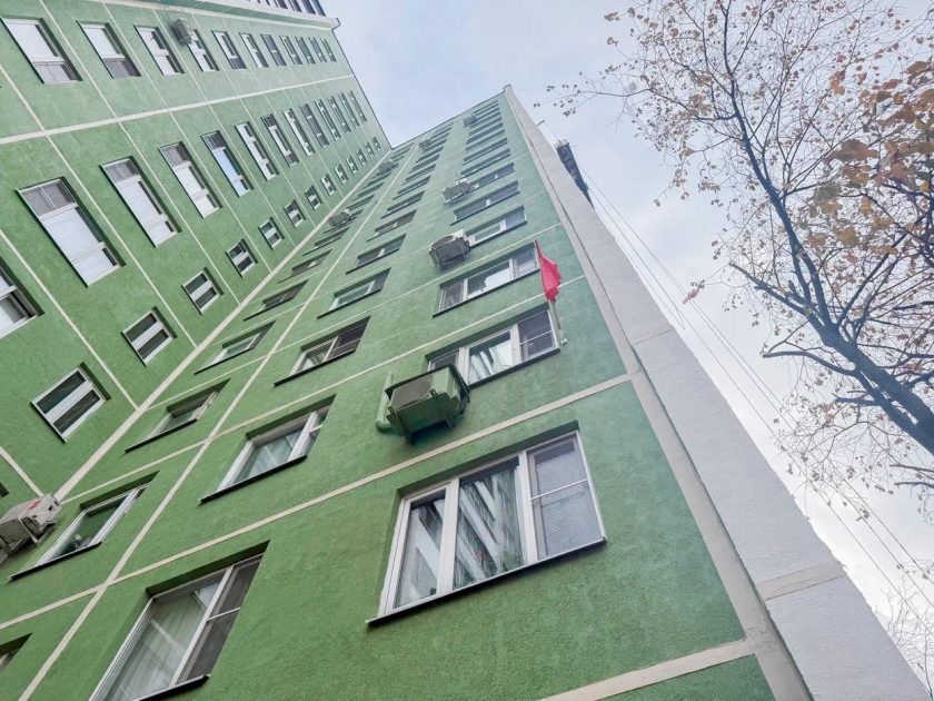 В завершение модернизации жилого здания 1982 года постройки рабочие приведут в порядок входную группу и оборудуют новую отмостку. Фото: пресс-служба ФКР Москвы