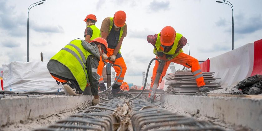 Руководитель подконтрольного ведомства добавил, что по плану закончить работы на 6 дорожных участках. Фото: пресс-служба комплекса городского хозяйства Москвы