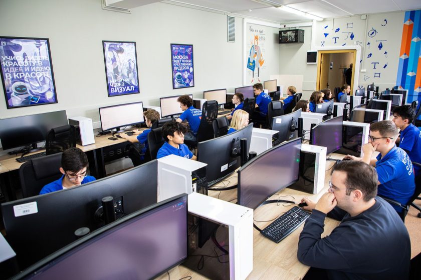 В Департаменте образования и науки также отметили, что благодаря модернизации оборудования в учебных заведениях студенты могут на практике обучаться в условиях, которые максимально приближены к реальному производству. Фото: пресс-служба Департамента образования и науки города Москвы