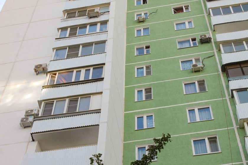 Специалисты КГХ отремонтировали фасад дома в Загорьевском проезде в рамках городской программы