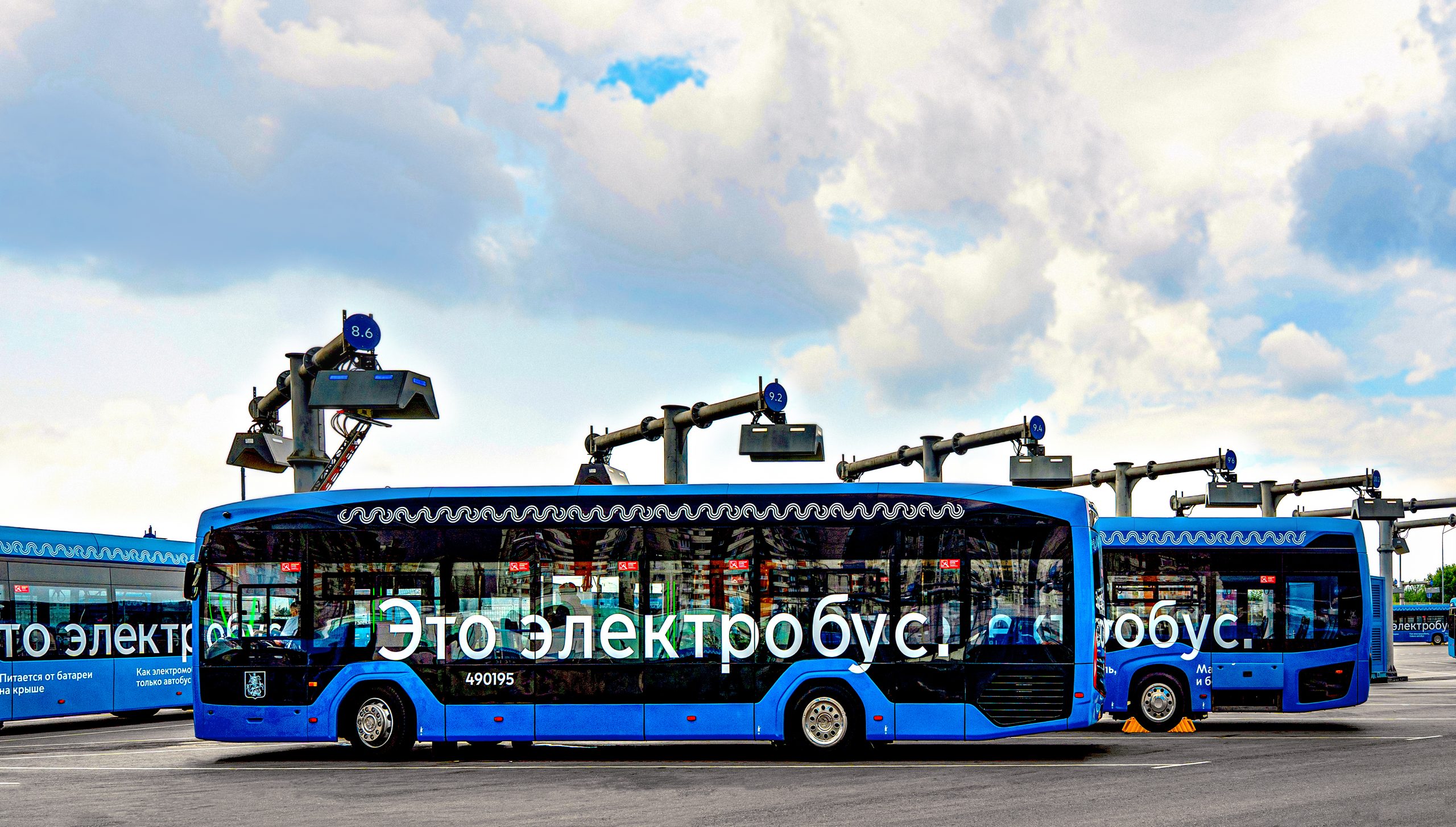 Открытие еще семи ультрабыстрых зарядных станций позволит запустить еще больше экологичных маршрутов. Фото: медиабанк «Мосфото»