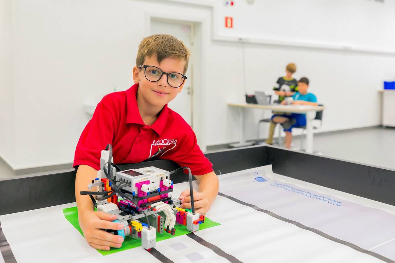 Так, например, в Московском дворце пионеров активно проводятся занятия по робототехнике, которые посещают около 1,5 тысячи школьников. Фото: пресс-служба Департамента образования и науки города Москвы