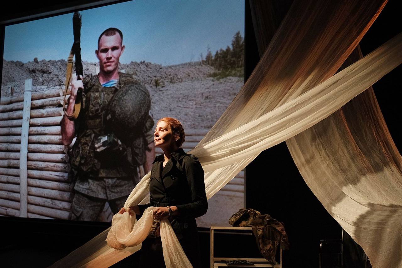 Артисты театра Et Cetera представили спектакль-монолог под названием «Твой позывной — Герой». Фото: пресс-служба Департамента культуры города Москвы