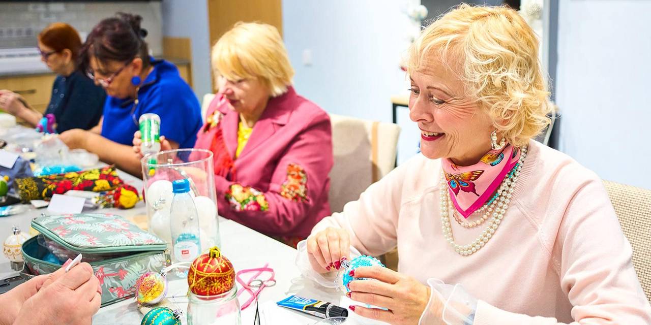 Участники проекта «Московское долголетие» создадут арт-объект для выставки «Свояси». Фото: пресс-служба Департамента труда и социальной защиты населения города Москвы