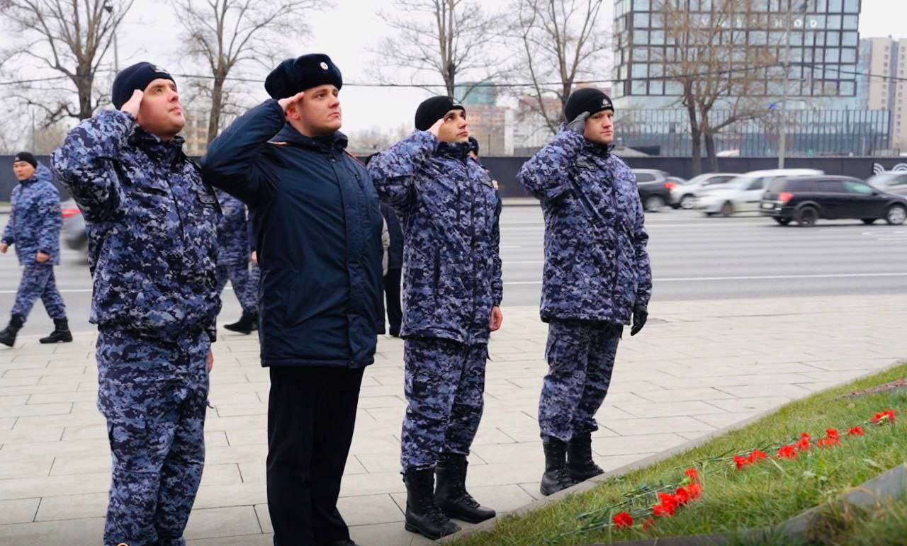 Столичные росгвардейцы в День Героев Отечества приняли участие в памятном возложении на Поклонной горе