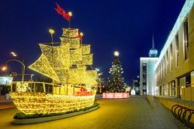 На игольчатых деревьях также разместили горящие звезды и цветные шары. Фото: Telegram-канал КГХ города Москвы