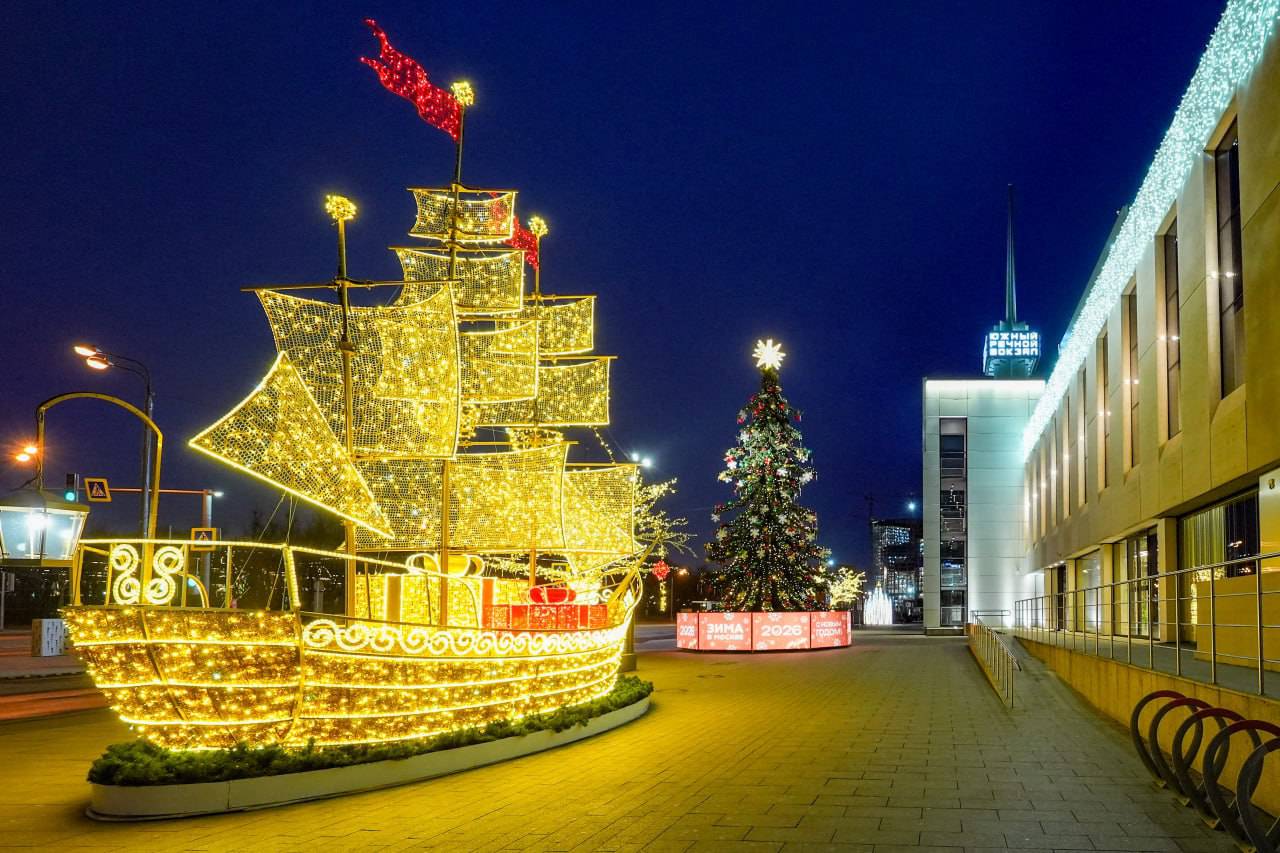 Южный речной вокзал украсили декором в преддверии Нового года