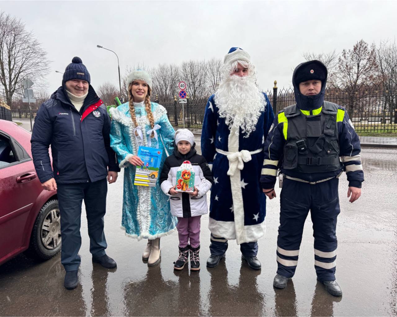 Волшебство на службе у безопасности: «Полицейский Дед Мороз» и председатель общественного совета при УВД по ЮАО Харис Ильясов поздравили жителей Южного округа с наступающим Новым 2026 годом!