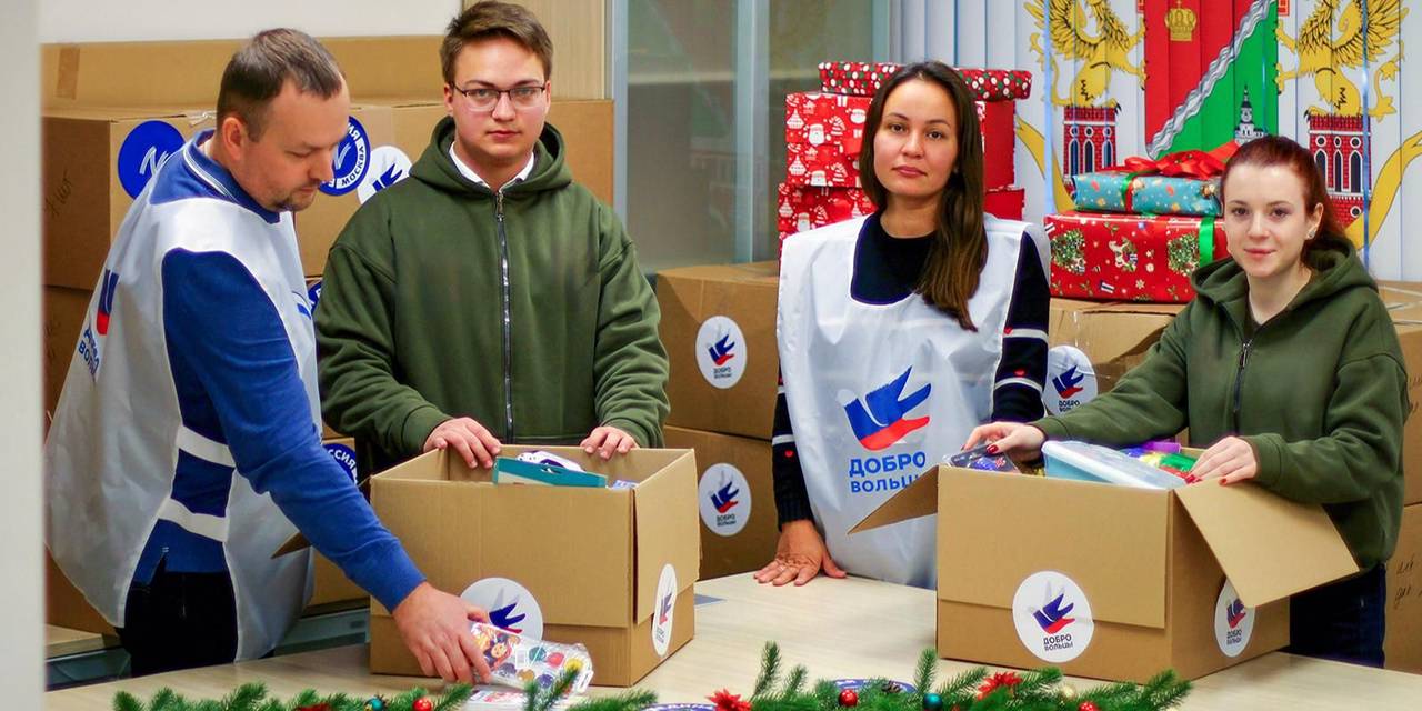 Волонтеры поздравили и детей из семей, оказавшихся в трудной жизненной ситуации. Фото: пресс-служба префектуры Южного административного округа города Москвы