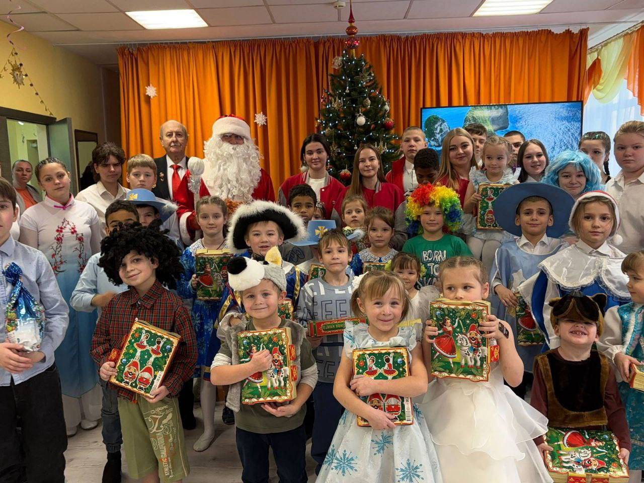 Общественники и студенты разделили праздник с детьми из подшефного центра «Планета семьи»