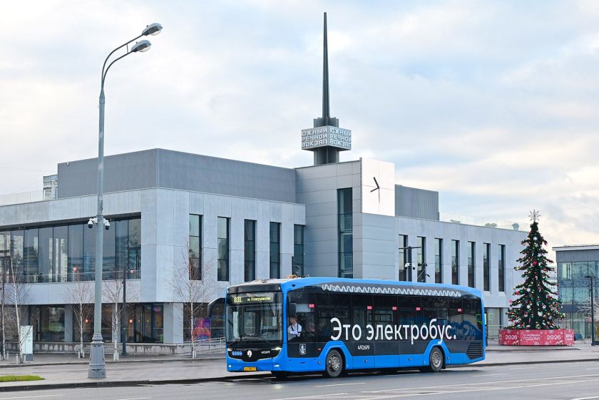 Данный рейс также следует до Южного речного вокзала, поскольку проходит через 17 станций рельсового каркаса и шесть районов столицы, среди которых Даниловский и Нагатинский Затон в ЮАО. Фото: пресс-служба ГУП «Мосгортранс»