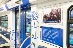 В оформлении транспорта использовали архивные снимки таких общественных деятелей и писателей России, как Максим Горький, Лев Толстой, Владимир Маяковский и Агния Барто, а также Дмитрий Шостакович. Фото: пресс-служба Московского метрополитена