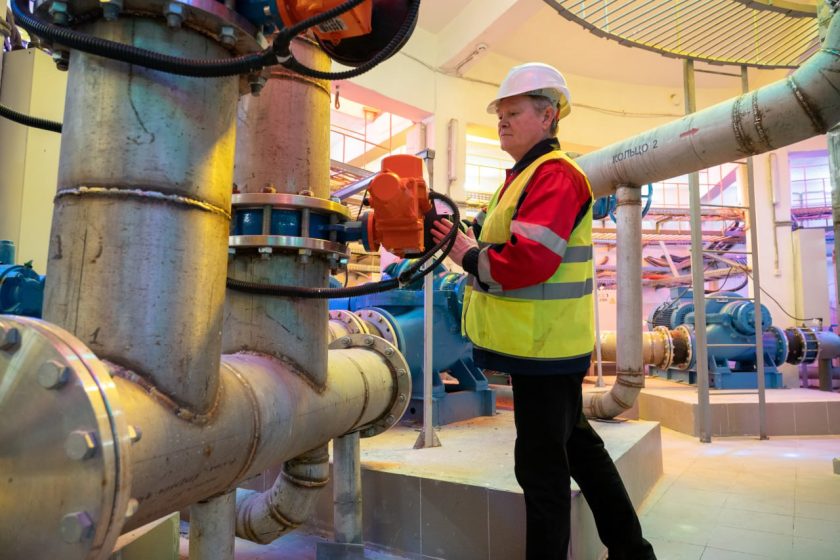 В процессе избавления шатра от снега могут участвовать до 20 человек. Фото: Telegram-канал Комплекса городского хозяйства города Москвы