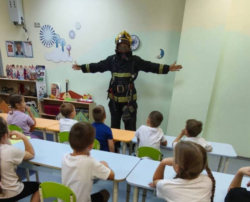 Благодаря лекции от спасателя школьники смогли подробно ознакомиться с героической профессией. Фото: Telegram-канал МЧС Москвы