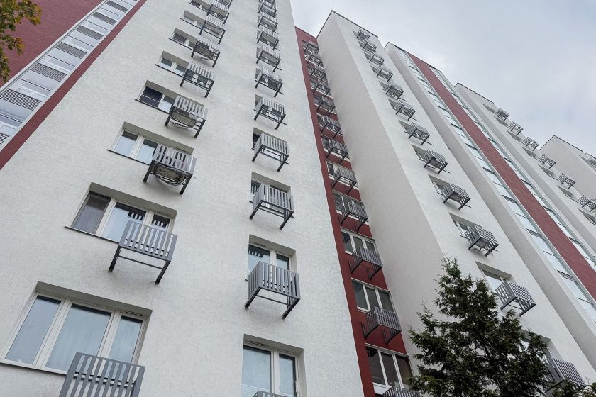 Для покраски всех шести зданий применили одно колористическое решение, с использованием оттенков красного и белого. Фото: Фонд капитального ремонта многоквартирных домов города Москвы