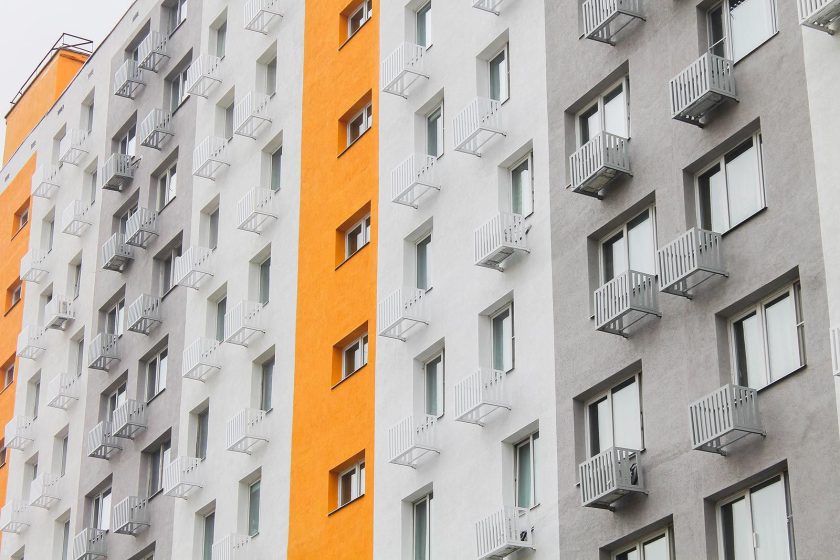 На начальном этапе стены дома помыли, прочистили и подготовили к нанесению краски. Фото: Фонд капитального ремонта многоквартирных домов города Москвы