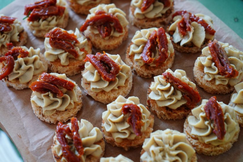 Горожане серебряного возраста от 55 лет, являющиеся участниками проекта «Московское долголетие», могут подать конкурсную заявку на участие, прислав рецепт и подпись к нему до 15 декабря. Фото: Анна Быкова, «Вечерняя Москва»