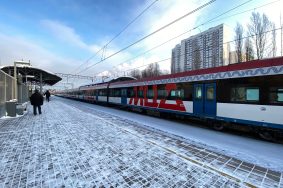 Пассажирам, следующим на станцию «Царицыно» из центра Москвы, предложили доезжать до станции «Покровское» и совершать пересадку в сторону обратного направления. Фото: Анна Быкова, «Вечерняя Москва»