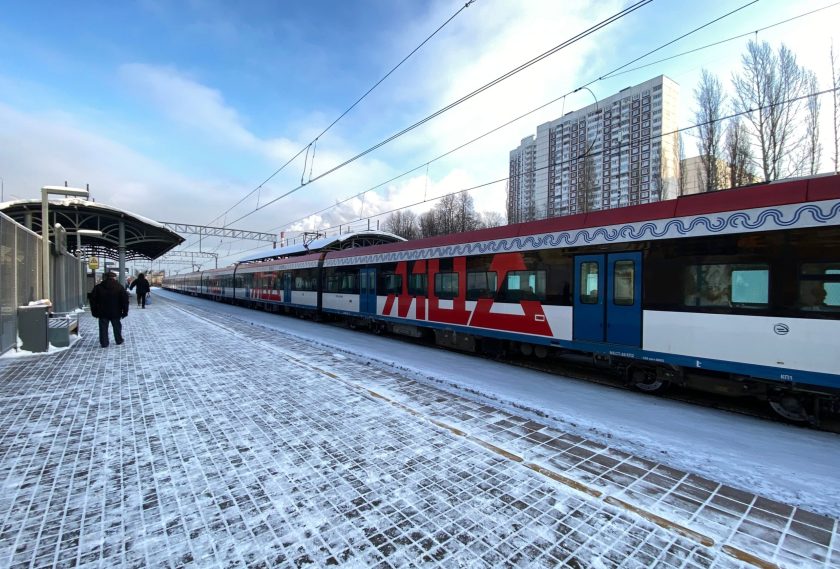 Пассажирам, следующим на станцию «Царицыно» из центра Москвы, предложили доезжать до станции «Покровское» и совершать пересадку в сторону обратного направления. Фото: Анна Быкова, «Вечерняя Москва»