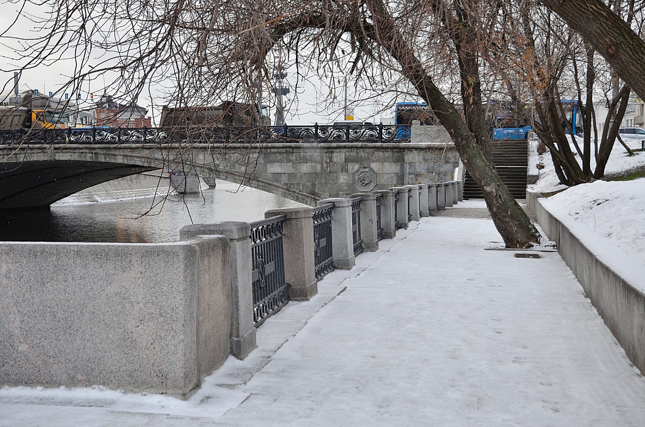 На мастер-классах в парках ЗАО горожане изготавливают вещи для бойцов СВО. Фото: Анна Быкова, «Вечерняя Москва»