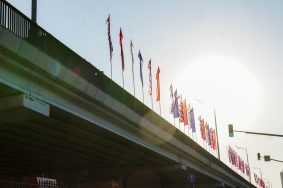 Участник ярмарки в ЦАО отправляет в зону СВО стройматериалы и инструменты. Фото: Ксения Догонашева, «Вечерняя Москва»