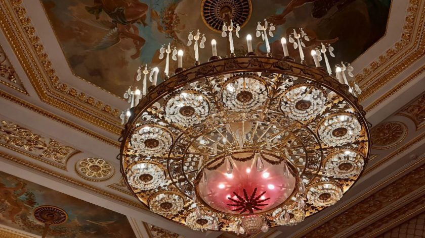 Инсталляции художников на протяжении функционирования проекта вставлялись в локациях Хлебного дома, парадных и общественных пространствах Большого дворца, а также на территории ландшафтной части культурного учреждения. Фото: Алина Моисеенко, «Вечерняя Москва»