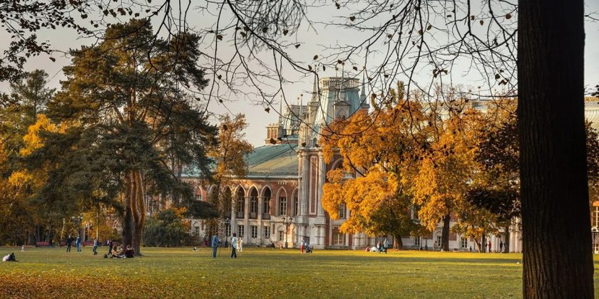 Жители и гости Москвы отметили, что в парковом комплексе можно не только хорошо провести время на свежем воздухе, но и создать памятные снимки в красивых убранствах дворцовой архитектуры. Фото:пресс-служба ГКУ «Новые технологии управления»