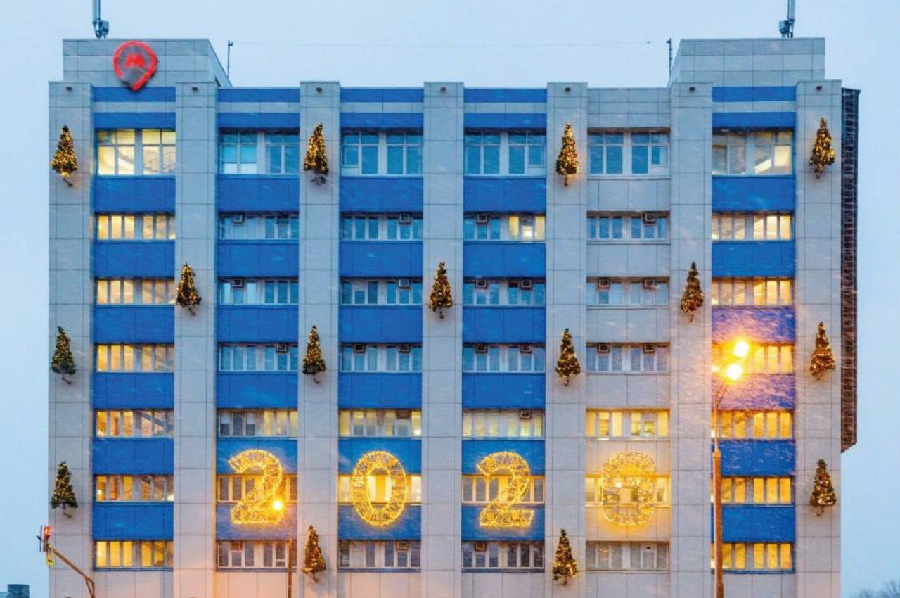 Фасад здания электродепо «Варшавское» в районе Чертаново Северное украсили большой светящейся надписью «2026». Фото: Telegram-канал Департамента транспорта и развития дорожно-транспортной инфраструктуры города Москвы