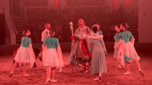 В рамках спектакля на манеже встретились такие сказочные персонажи, как Дед Мороз и Снегурочка, Баба Яга и Леший, Метель и Вьюга, снежинки и кикиморы. Фото: Анастасия Сёмина, «Вечерняя Москва»