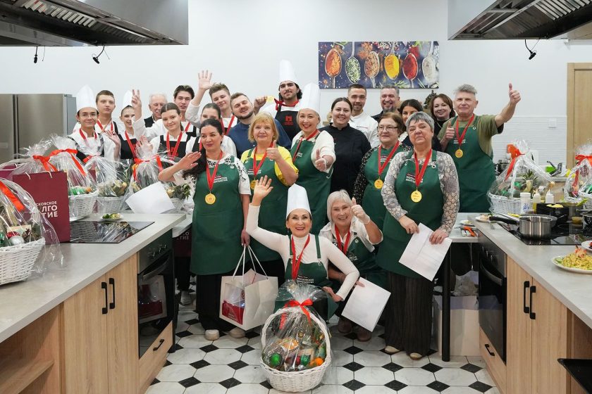 По итогам, которые подводили профессиональные члены жюри, обе команды одержали победу в «турнире поколений».  Фото: пресс-служба Департамента труда и социальной защиты населения города Москвы