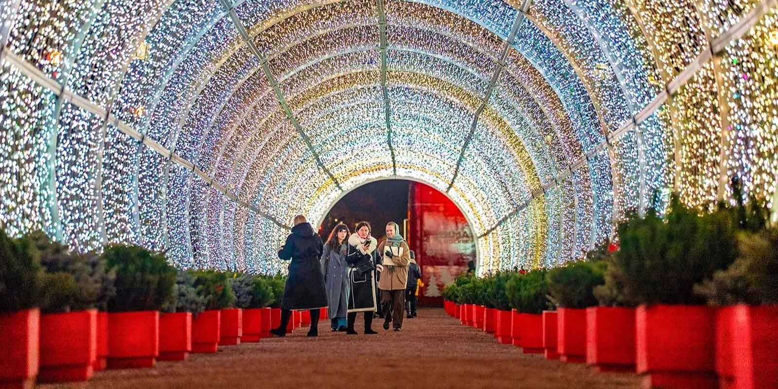 На юге Москвы световой тоннель украсил одну из частей музея-заповедника «Царицыно». Фото: пресс-служба Комплекса городского хозяйства Москвы